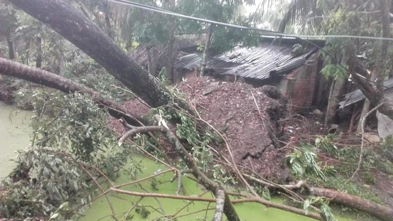 বাগেরহাটে ঘূর্ণিঝড়ের তান্ডবে অর্ধশতাধিক বাড়ী-ঘর বিদ্ধস্ত