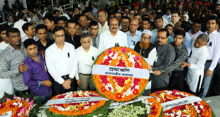 বঙ্গবন্ধুর প্রতি শ্রদ্ধা জানাচ্ছে সর্বস্তরের শোকার্ত মানুষ