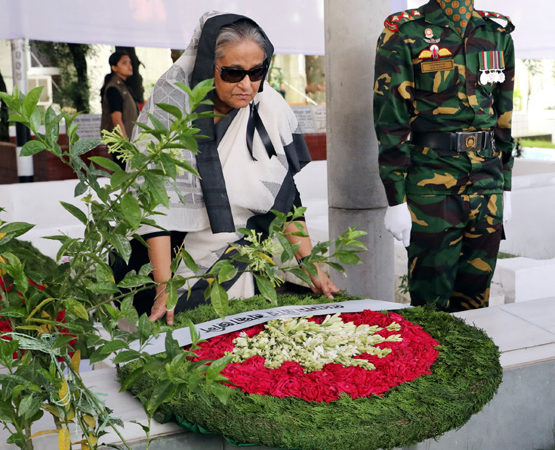 বঙ্গবন্ধুর প্রতিকৃতিতে রাষ্ট্রপতি-প্রধানমন্ত্রীর শ্রদ্ধা নিবেদন